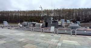 Сотрудники «Вымпела» ремонтируют катер в Москве