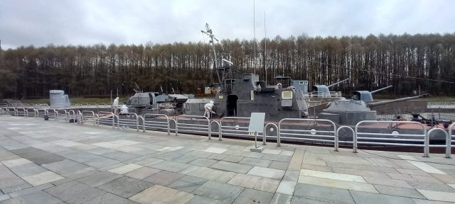 Сотрудники «Вымпела» ремонтируют катер в Москве