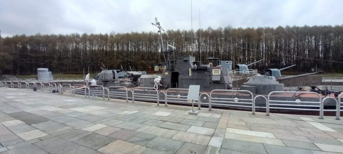 Сотрудники «Вымпела» ремонтируют катер в Москве