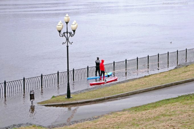 Затопления Волжской набережной пока удается избежать