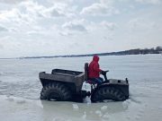 Вездеход вместе с водителем провалился под лед