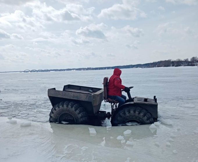 Вездеход вместе с водителем провалился под лед