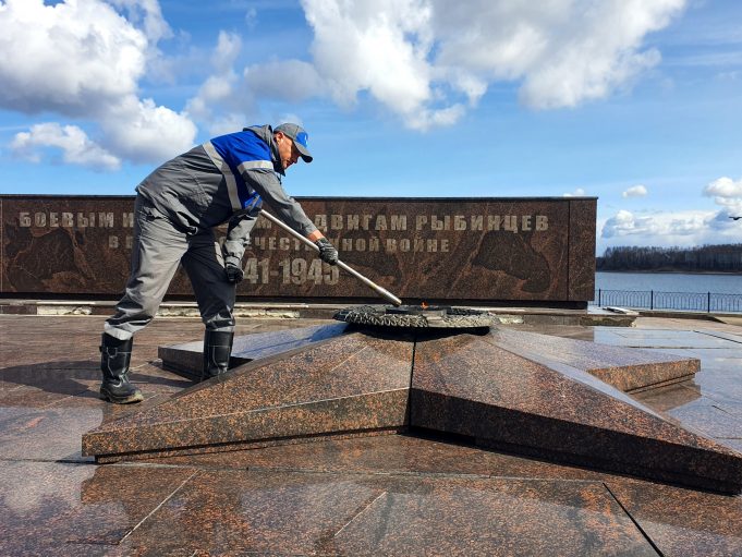 Рыбинские газовики провели техническое обслуживание газового оборудования на мемориалах с Вечным огнем