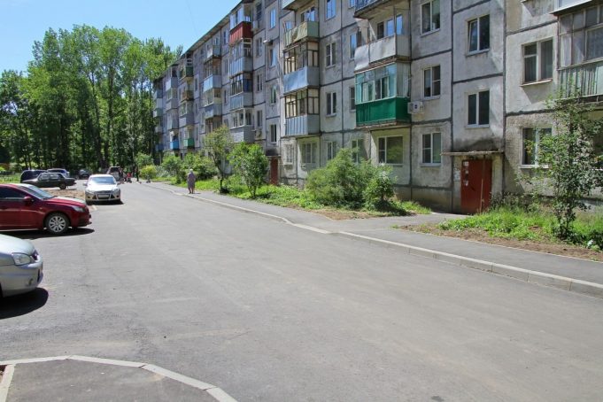 «Губернаторский контроль» вышел на проверку дворов на проспекте Серова