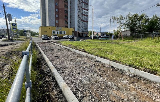 В Рыбинске начали ремонтировать тротуар на улице Ворошилова