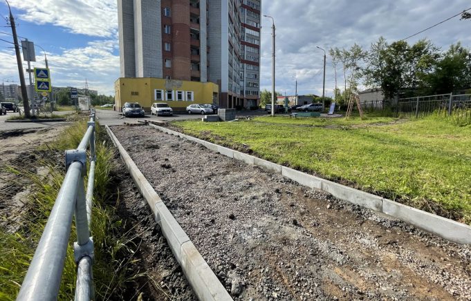 В Рыбинске начали ремонтировать тротуар на улице Ворошилова