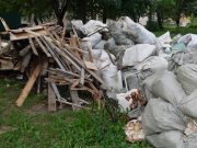 «Под одну гребенку»: чем грозит складирование строительного мусора на контейнерных площадках?