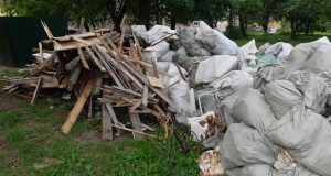 «Под одну гребенку»: чем грозит складирование строительного мусора на контейнерных площадках?