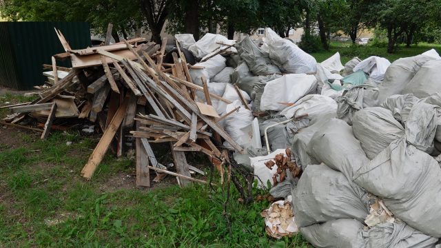 «Под одну гребенку»: чем грозит складирование строительного мусора на контейнерных площадках?