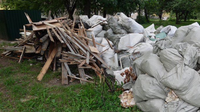 «Под одну гребенку»: чем грозит складирование строительного мусора на контейнерных площадках?