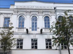 Лепнину на здании бывшей мужской гимназии восстанавливали по фотографиям