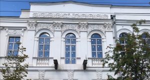 Лепнину на здании бывшей мужской гимназии восстанавливали по фотографиям