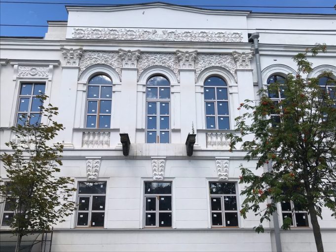 Лепнину на здании бывшей мужской гимназии восстанавливали по фотографиям