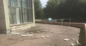 Когда решат проблему с обрушением штукатурки на фасаде ДК «Вымпел»