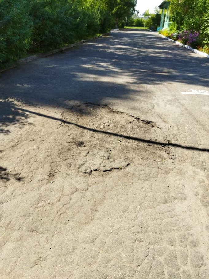 В Северном районе Рыбинска жители обеспокоены состоянием пришкольной территории