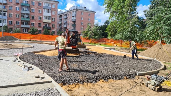 Строительство новой детской площадки на Волжской набережной идет полным ходом