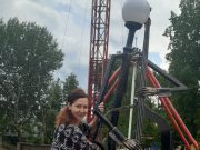 Женщина, которая поет руками