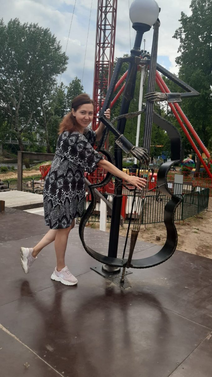 Женщина, которая поет руками