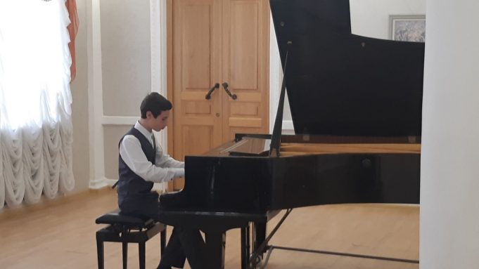 Юный рыбинский пианист Алексей Тупицын вошел в число одаренных детей, которые будут получать областную стипендию