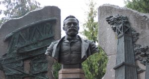 На Нобелевском бульваре открыли новые именные знаки