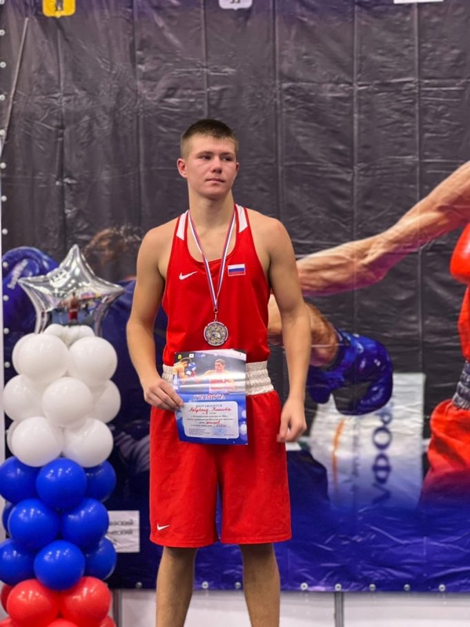 Никита Лабуткин стал серебряным призером регионального турнира по боксу