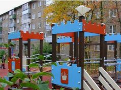 Во дворе на улице 50 лет ВЛКСМ могут демонтировать новый детский городок