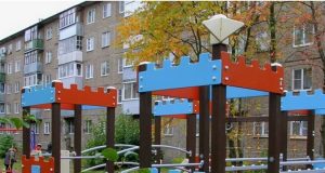 Во дворе на улице 50 лет ВЛКСМ могут демонтировать новый детский городок