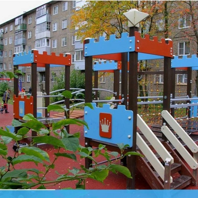 Во дворе на улице 50 лет ВЛКСМ могут демонтировать новый детский городок