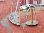 Покрытие из крошки на новых детских площадках Рыбинска восстановят