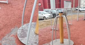 Покрытие из крошки на новых детских площадках Рыбинска восстановят