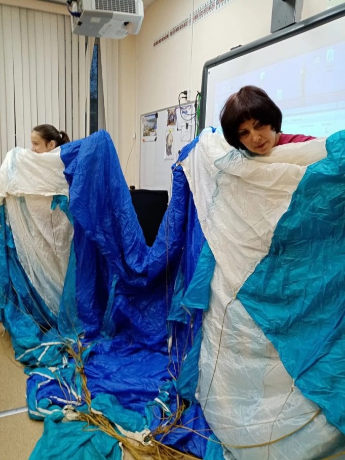 В одной из школ Рыбинска ребятам рассказали все о прыжках с парашютом