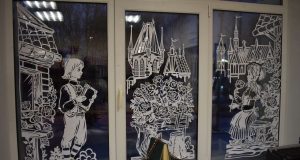 Рыбинская мастерица создала сказку на окнах досугового центра в Рыбинском районе