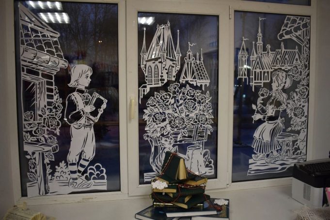 Рыбинская мастерица создала сказку на окнах досугового центра в Рыбинском районе