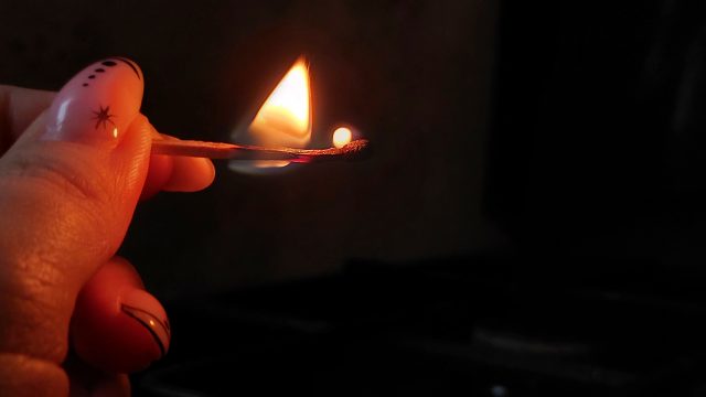 Ночной пожар в Песочном унес жизнь человека