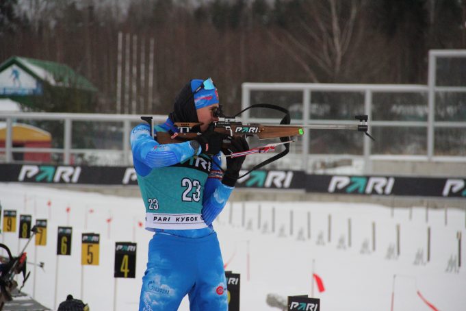 Победителями первого дня этапа Кубка России по биатлону стали Екатерина Носкова и Александр Поварницын