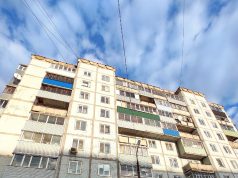 Жители рыбинской многоэтажки почти неделю живут без лифта
