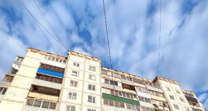 Жители рыбинской многоэтажки почти неделю живут без лифта