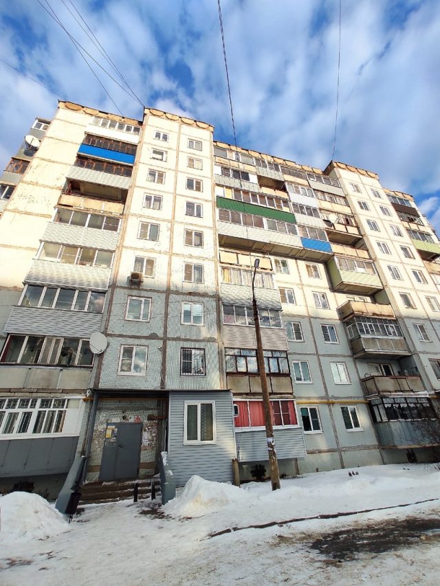 Жители рыбинской многоэтажки почти неделю живут без лифта