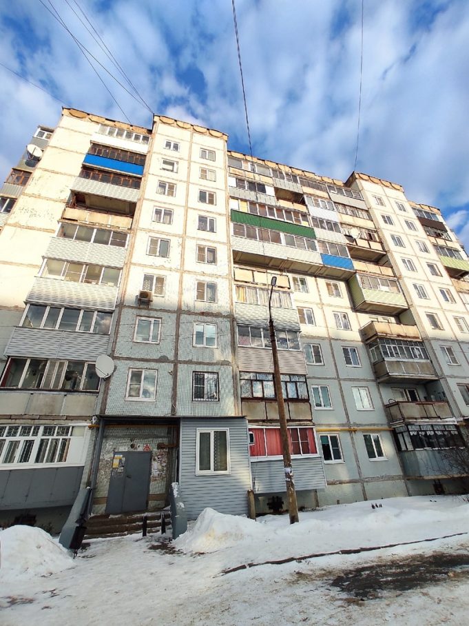 Жители рыбинской многоэтажки почти неделю живут без лифта