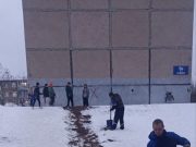 В одном из дворов Рыбинска засыпали детскую снежную горку