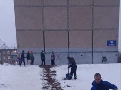 В одном из дворов Рыбинска засыпали детскую снежную горку