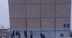 В одном из дворов Рыбинска засыпали детскую снежную горку