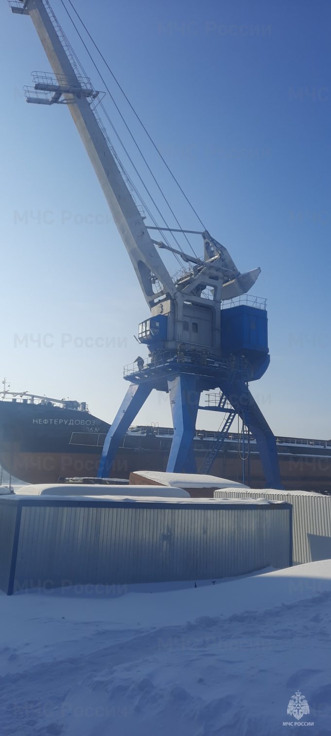 На улице Пятилетки загорелась кабина подъемного крана