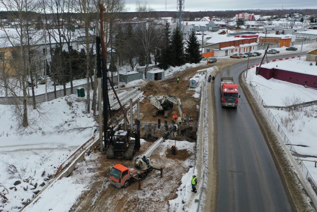 В поселке Искра Октября приступили к реконструкции моста через реку Коровку