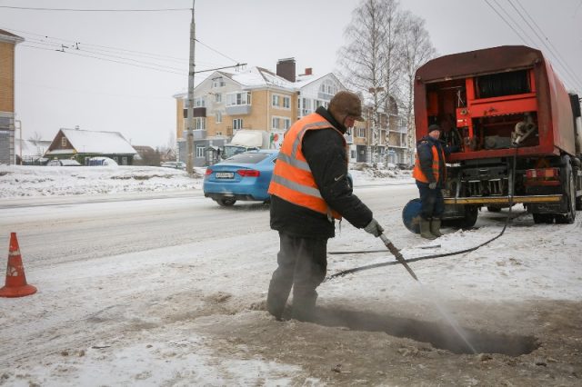 В Рыбинске приступили к чистке ливневок