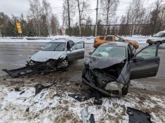 В Рыбинске две иномарки не поделили дорогу. Пострадали два человека