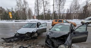 В Рыбинске две иномарки не поделили дорогу. Пострадали два человека