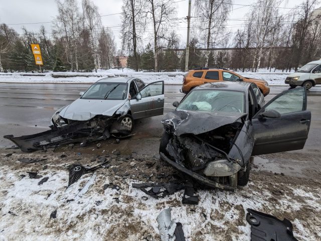 В Рыбинске две иномарки не поделили дорогу. Пострадали два человека