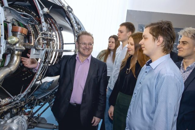 В Рыбинске студентов проекта «Крылья Ростеха» воочию знакомят с работой на предприятии