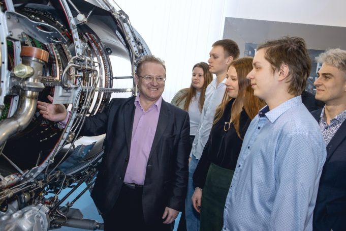 В Рыбинске студентов проекта «Крылья Ростеха» воочию знакомят с работой на предприятии